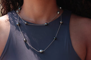Découvrez le collier "Adélaïde" en argent 925 avec 15 perles de Tahiti cerclées, provenant des fermes perlières des Tuamotu Gambier. Une chaîne polyvalente d'environ 1 mètre, à porter en un ou deux tours de cou. Personnalisez votre collier en choisissant la taille des perles : 8-9mm, 9-10mm ou 10-11mm. Plongez dans l'élégance intemporelle des perles de Tahiti avec le collier "Adélaïde" et exprimez votre style avec une touche de luxe discret.
